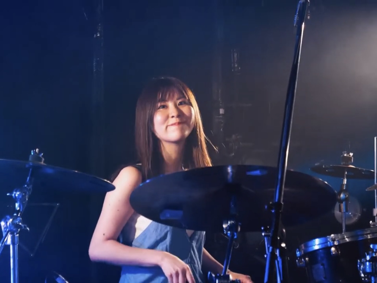 Koharu Saeki playing drums on stage